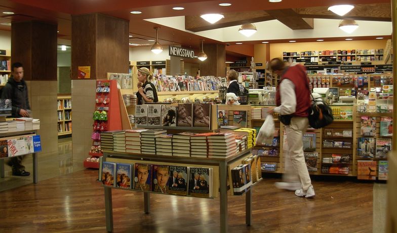 Spółka Platon zajmują się handlem hurtowym oraz dystrybucją książek.