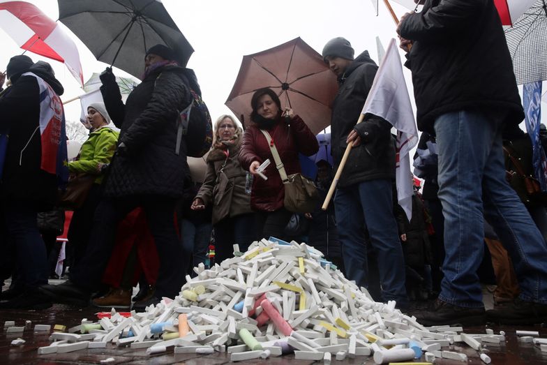 Opozycja wsparła protest nauczycieli. "Rząd szykuje dzieciom czarną dziurę"
