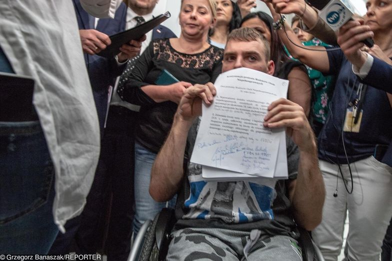 Opiekunowie niepełnosprawnych protestują w sejmie. Domagają się wprowadzenia dodatku rehabilitacyjnego w wysokości 500 zł.
