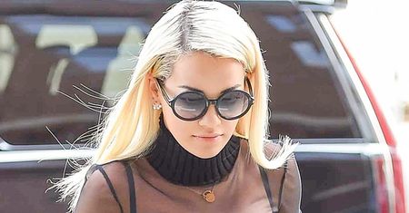 Rita Ora w golfie, który mało co zakrywa. I tym razem pokazała, że ma czym oddychać
