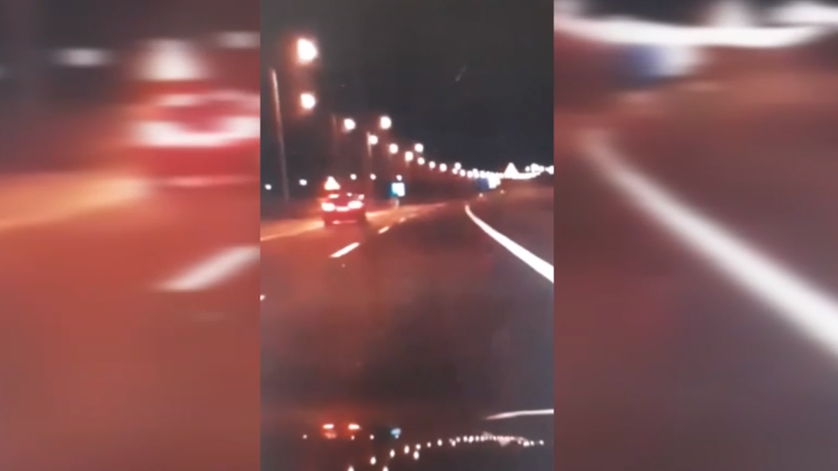 Pijany kierowca korzystał z całej szerokości jezdni.