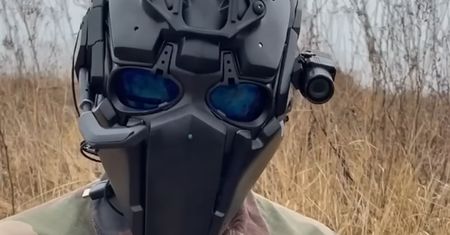 Wygląda jak maska Predatora. Zatrzymuje pociski