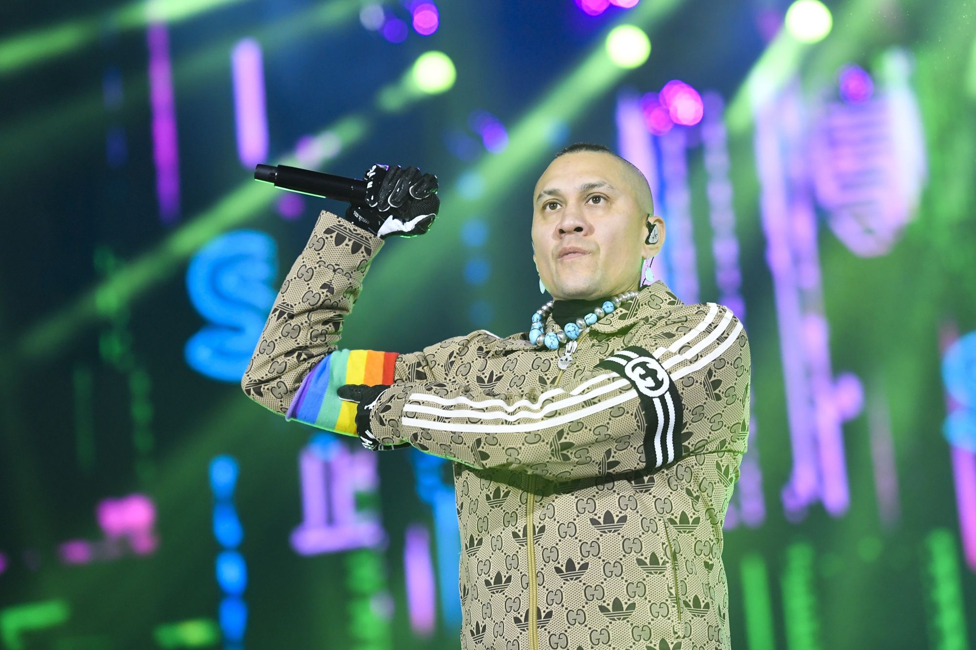 Black Eyed Peas z tęczowymi opaskami na Sylwestrze Marzeń TVP. Internet zapłonął