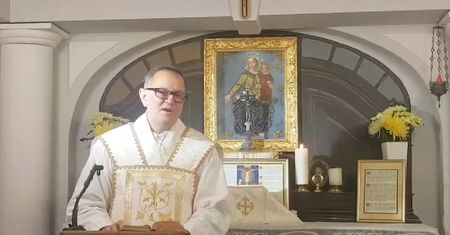 Ksiądz Woźnicki kpi z in vitro. "Maszyna do mieszania plemnika z jajem"