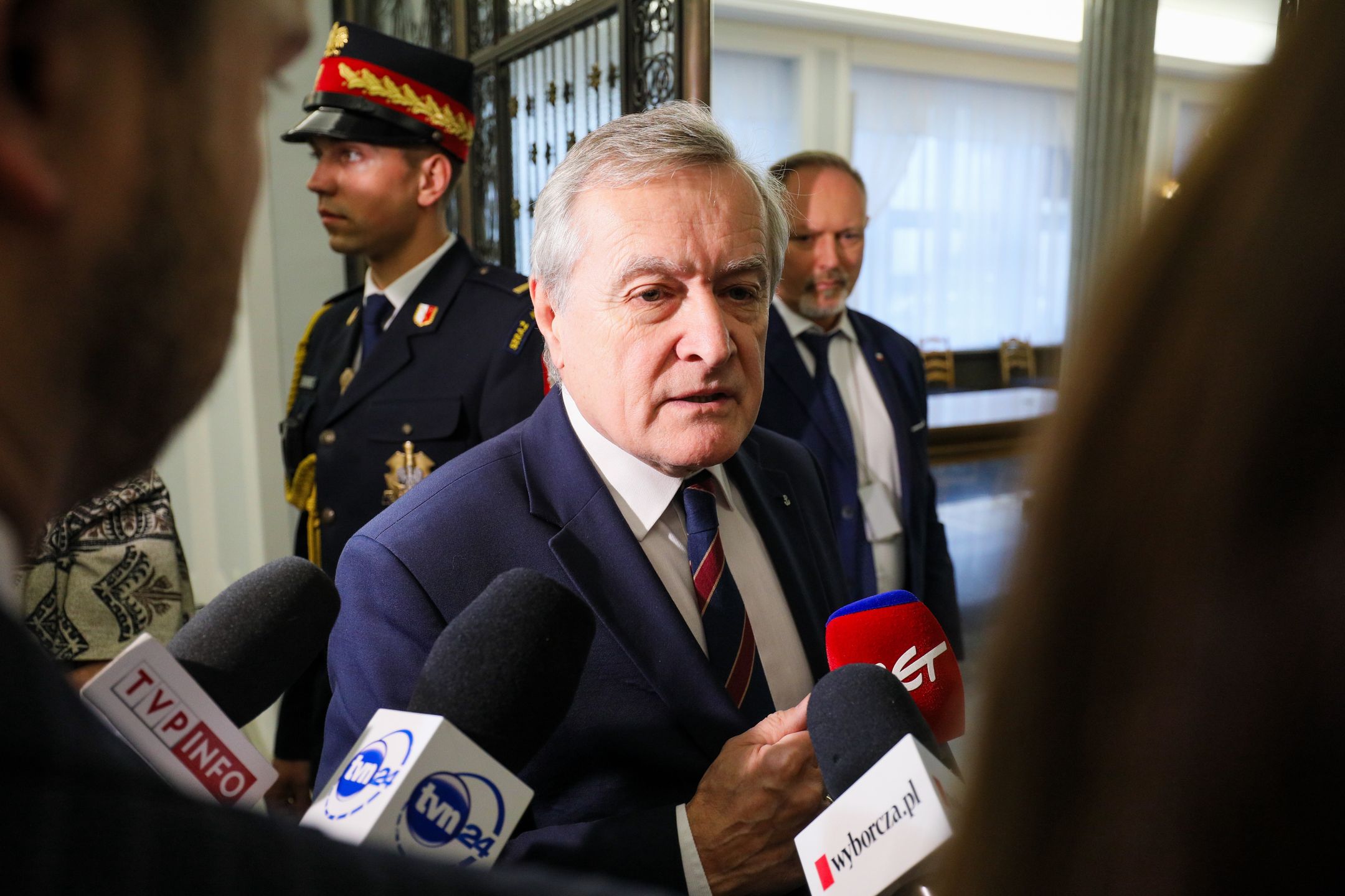 Piotr Gliński w czasie rozmowy z dziennikarzami w Sejmie