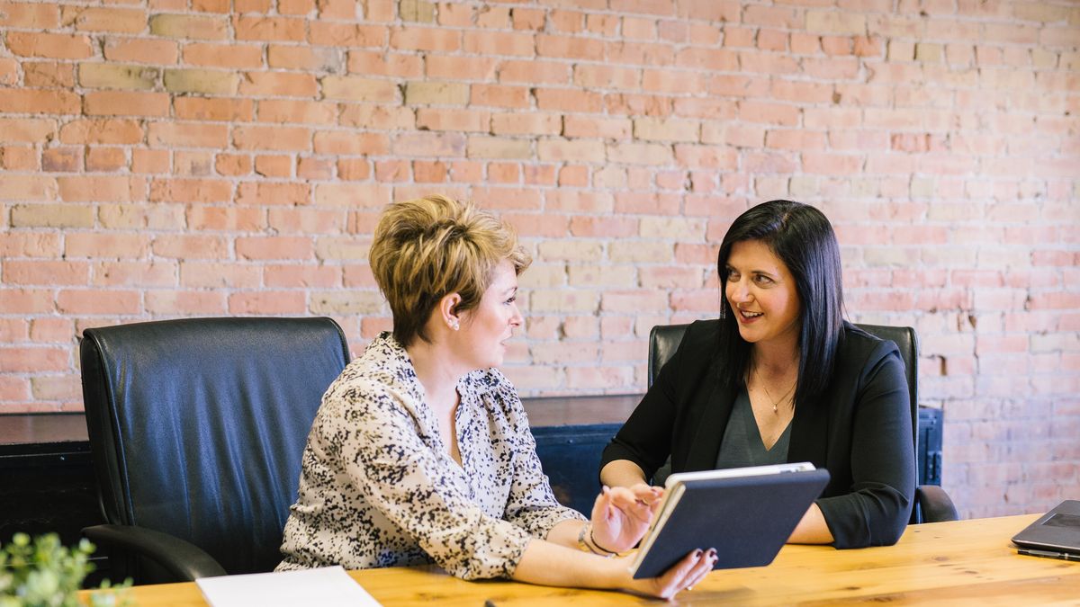 Do rozmowy o podwyżce należy się dobrze przygotować. Warto zebrać argumenty, które powinny przekonać przełożonego.