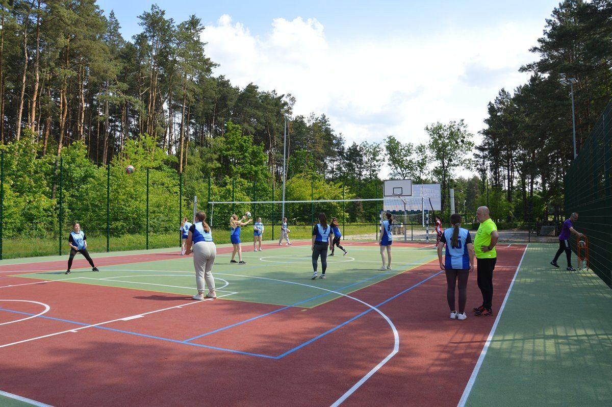 W kompleksie boisk jest boisko do piłki nożnej i boisko do siatkówki