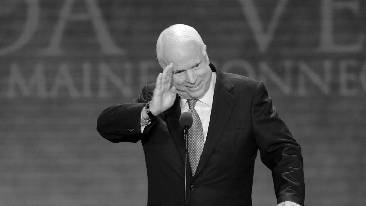 Zdjęcie okładkowe artykułu: PAP/EPA / SHAWN THEW  / Na zdjęciu: John McCain