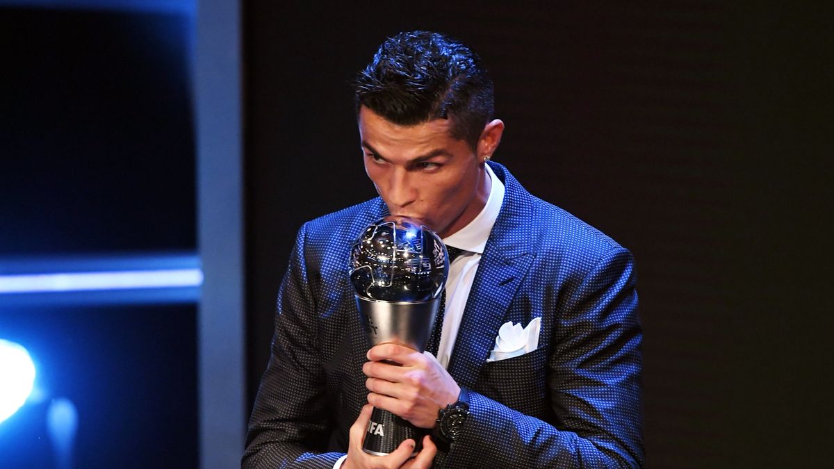 Zdjęcie okładkowe artykułu: PAP/EPA / PAP/EPA/ANDY RAIN / Na zdjęciu: Cristiano Ronaldo z nagrodą dla najlepszego piłkarza FIFA 2017 roku