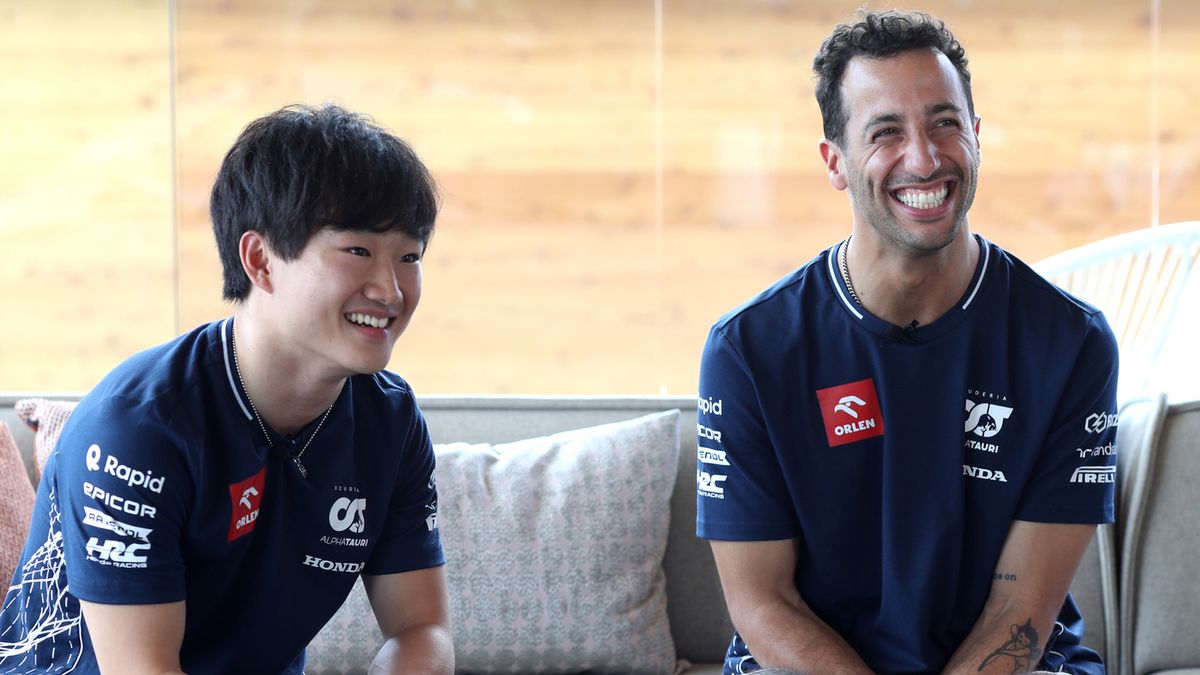 Yuki Tsunoda (po lewej) i Daniel Ricciardo