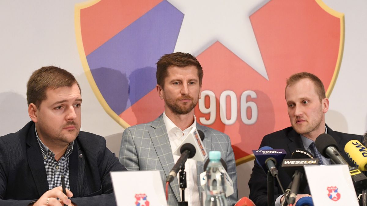 PAP / Jacek Bednarczyk / Na zdjęciu: nowy prezes Wisły Kraków SA i Towarzystwa Sportowego Wisła Kraków Rafał Wisłocki (w środku) oraz Łukasz Kwaśniewski (z lewej) i Szymon Michlowicz (z prawej)