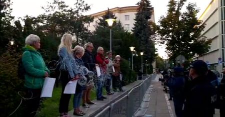 Protest przed Sejmem. Demonstranci owinęli się drutem