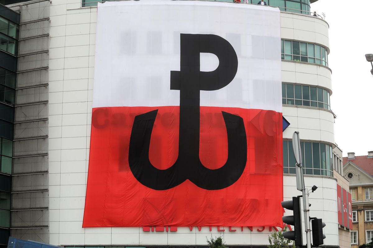 Warszawa. Godzina "W" na skrzyżowaniu ul. Targowej i al. Solidarności oraz prezentacja flagi ze znakiem Polski Walczącej 