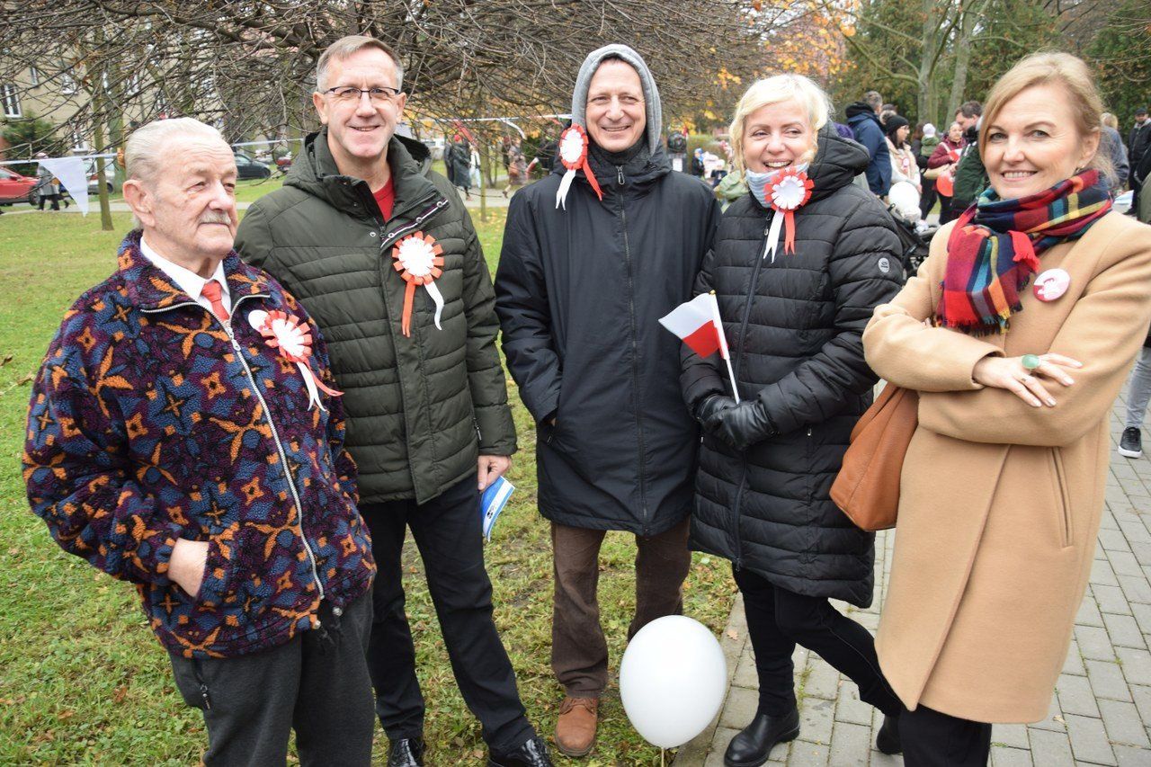 Patriotyzm, radość, śpiew na Narodowy Dzień Niepodległości 2025 w Zduńskiej Woli Karsznicach