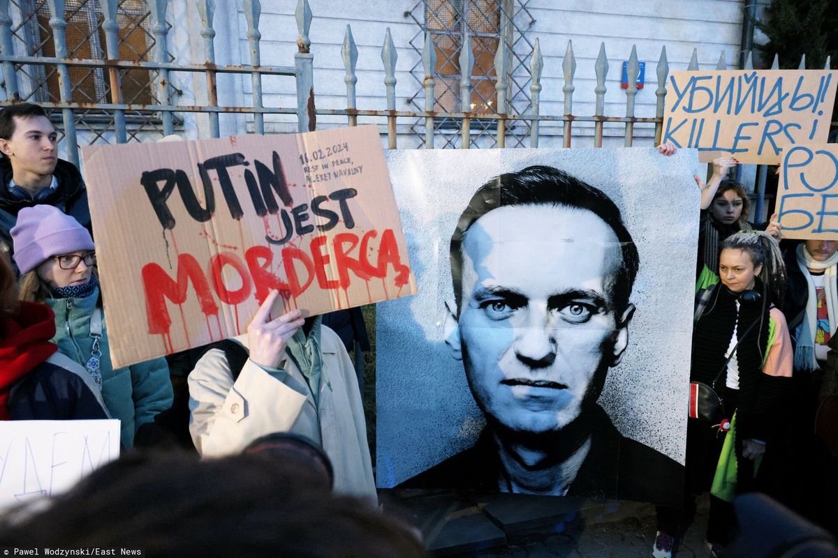 Protest przed rosyjską ambasadą w Warszawie po śmierci Aleksieja Nawalnego