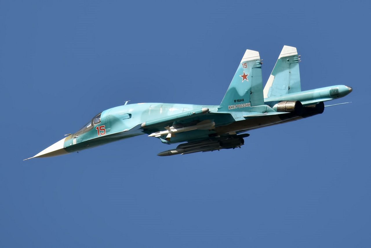 Samolot Su-34. Dobrze widoczna charakterystyczna kabina i owiewka tylnego radaru