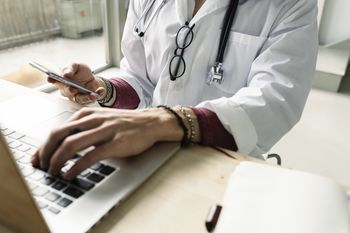 Limit 240 zł za godzinę dla lekarzy. "Ogromny problem w tysiącach poradni"