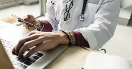 Limit 240 zł za godzinę dla lekarzy. "Ogromny problem w tysiącach poradni"