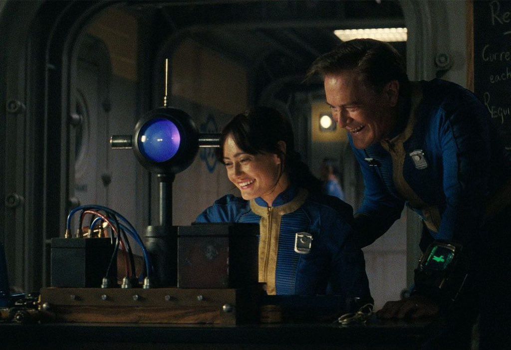 Ella Purnell jako Lucy i Kyle MacLachlan jako Hank w serialu "Fallout"
