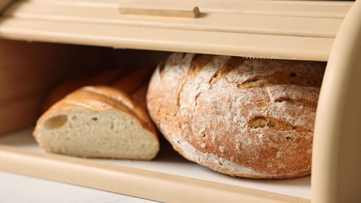 Dobrze zabezpieczone pieczywo w chlebaku długo zachowa świeżość
