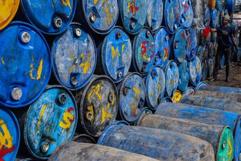 Iran spotęgował ataki na kluczowe cele. Ceny ropy znów mocno rosną