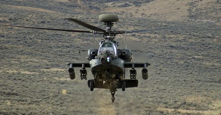Zmodernizowany AH-64E Apache w powietrzu. Maszyna odbyła pierwszy lot
