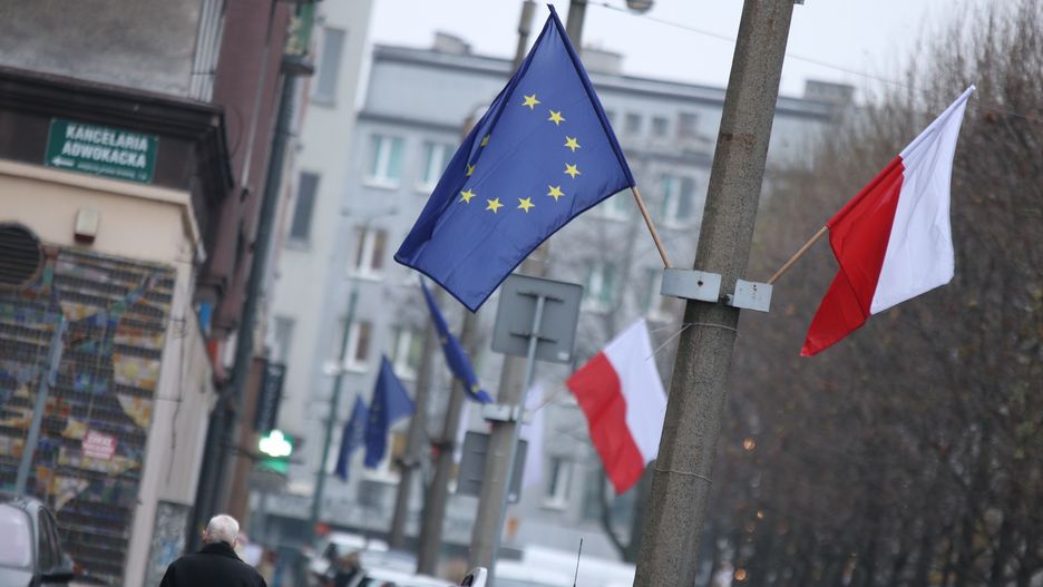 Na ulicach Sosnowca zawisły flagi Unii Europejskiej.