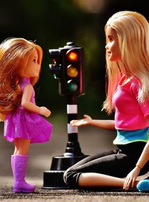 Barbie dorosła! Nie szuka księcia, tylko nagrywa vlogi o ekologii i życiu