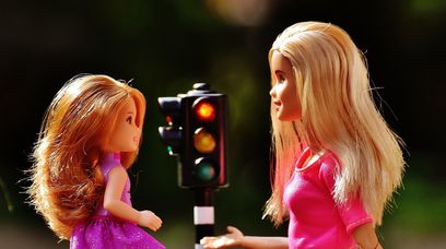 Barbie dorosła! Nie szuka księcia, tylko nagrywa vlogi o ekologii i życiu