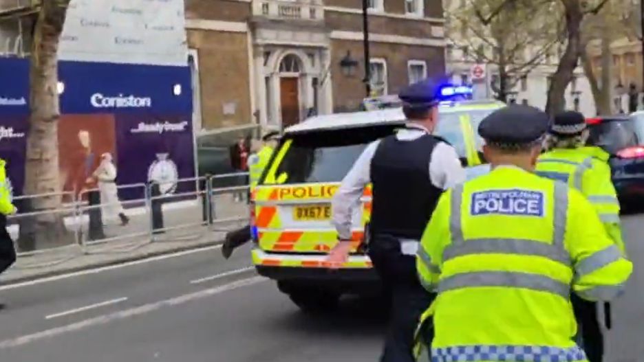 Video zamieszczone na Twitterze pokazuje biegnących policjantów wokół samochodu premiera Wielkiej Brytanii