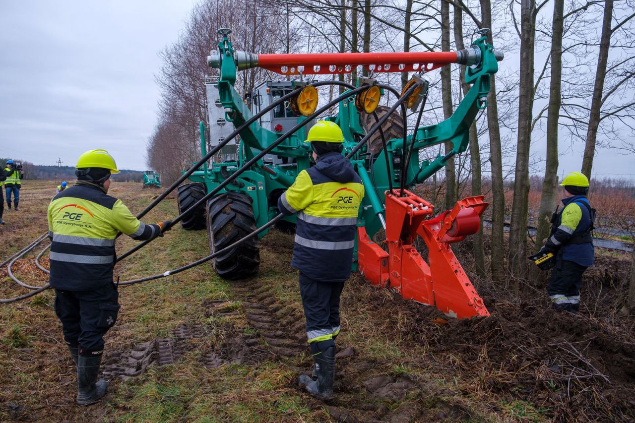 Słupy energetyczne znikają z polskiego krajobrazu. PGE ukryje linie energetyczne pod ziemią