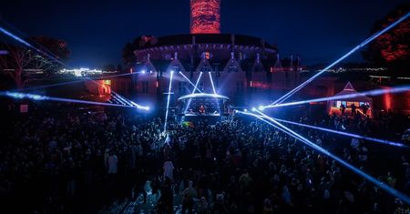 Techno w XVII-wiecznej twierdzy przyciąga tłumy. Karnety wyprzedane, noclegów coraz mniej