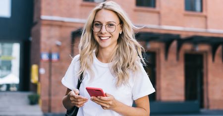 Polki z telefonem w ręku. Nawet sześć godzin dziennie