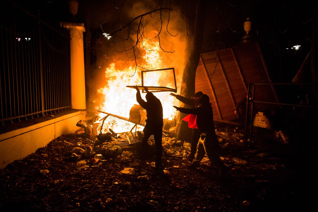 Marsz Niepodległości co roku 11 listopada przechodzący przez Warszawę skupia liczne organizacje prawej strony sceny politycznej. Od 2011 r. wydarzenie to jest kojarzone przede wszystkim z towarzyszącymi mu zamieszkami. Co istotne, jednocześnie w stolicy organizowane były równoległe manifestacje, za którymi stały m.in. Kancelaria Prezydenta RP czy organizacje lewicowe. Święto Niepodległości stało się dzięki temu symbolem podziałów w naszym kraju. Fotoreportaż jest zapisem wydarzeń z lat 2011–2014.