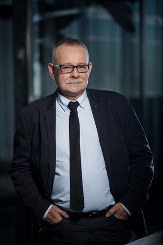 Interes na kablu. Jak Polak dostarczył internet do milionów domów na całym świecie