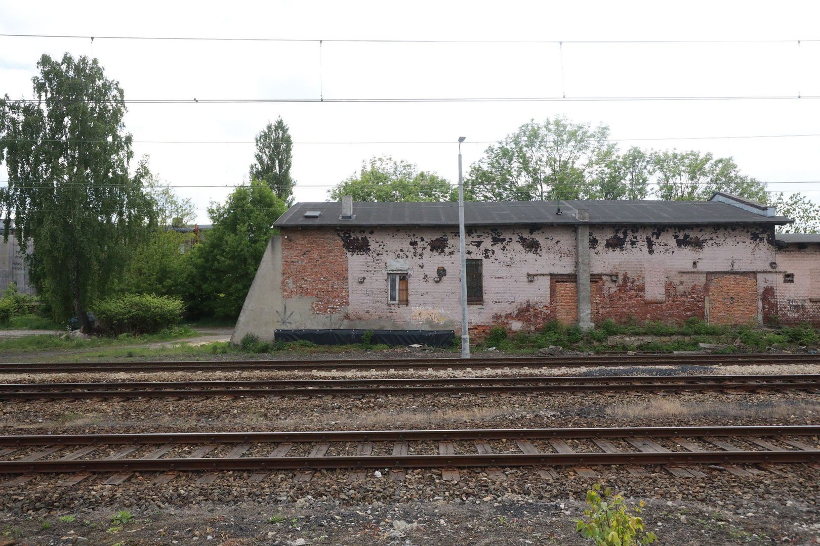 Pozostałości po dworcu w Siemianowicach Śląskich oraz linia kolejowa.