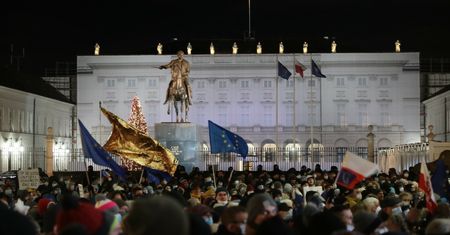 Tłumy policji przed Pałacem Prezydenckim. "Ustawieni w zwartym szeregu"