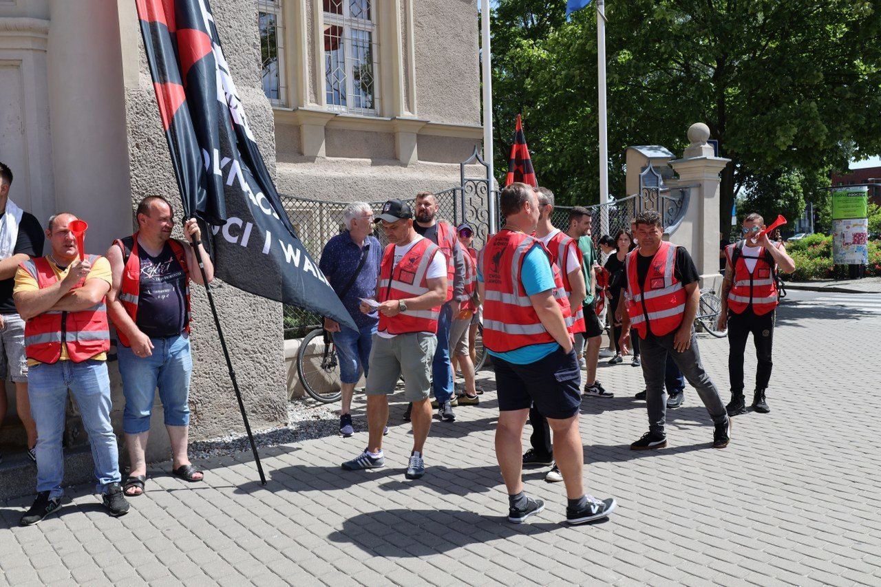 Kolejny tydzień strajku w Jeremiasie. Strajkujący poszli przed urząd miasta, zarząd: strajk jest nielegalny i nikogo nie więziono