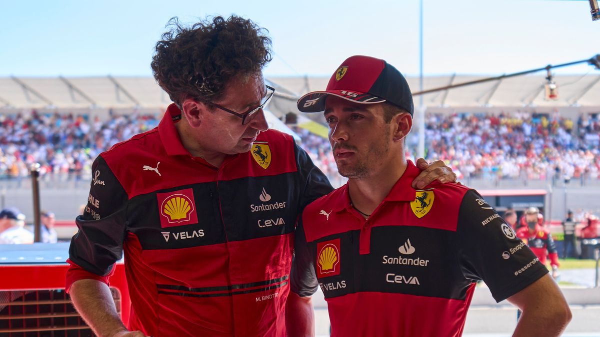 Mattia Binotto (po lewej) i Charles Leclerc