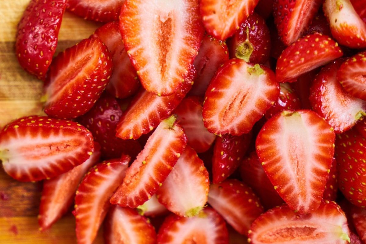 Strawberries are an excellent addition to yeast snails.