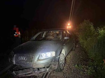Pijany kierowca Audi wjechał na tory i utknął. Cudem nie doszło do tragedii