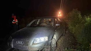 Pijany kierowca Audi wjechał na tory i utknął. Cudem nie doszło do tragedii