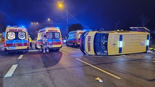 Lublin: Groźny wypadek ambulansu. Pojazd przewrócił się na bok