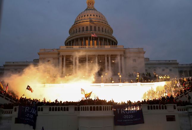 6.01.2021 r., USA. Eksplozja amunicji policyjnej podczas szturmu zwolenników Donalda Trumpa na Kapitol w Waszyngtonie. Tysiące osób zebrało się, by protestować przeciwko podejrzeniom sfałszowanych wyborów.