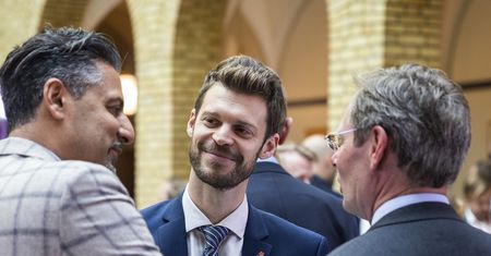 Znany polityk ukradł okulary na lotnisku. Teraz jest na zwolnieniu lekarskim