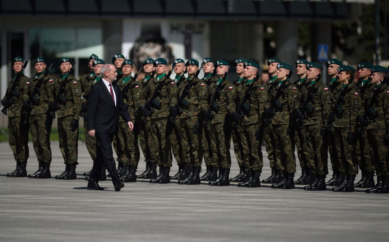 Ówczesny szef MON Antoni Macierewicz i żołnierze WOT na placu marsz. Józefa Piłsudskiego w Warszawie. Kwiecień 2017 r. 