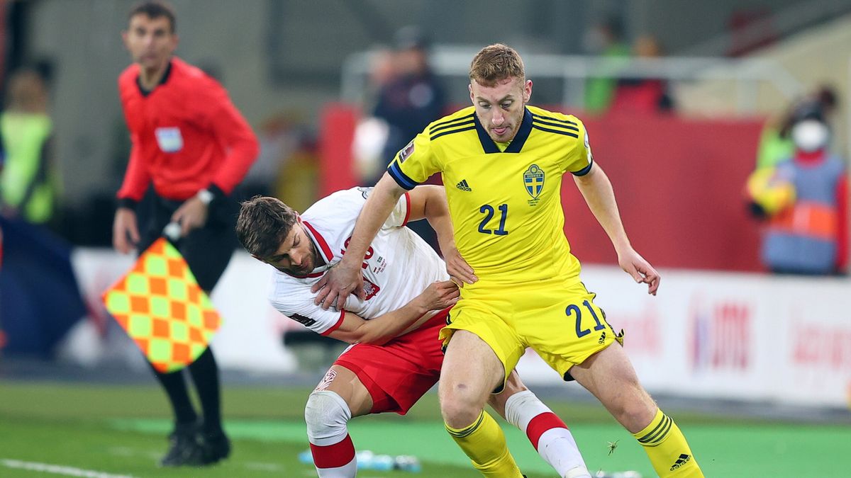 PAP / Łukasz Gągulski / Na zdjęciu: Polak Bartosz Bereszyński (z lewej) i Dejan Kulusevski (z prawej) ze Szwecji 