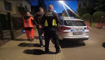 Roztrzęsiona pukała w nocy do drzwi. Na miejsce wezwano służby