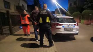 Roztrzęsiona pukała w nocy do drzwi. Na miejsce wezwano służby