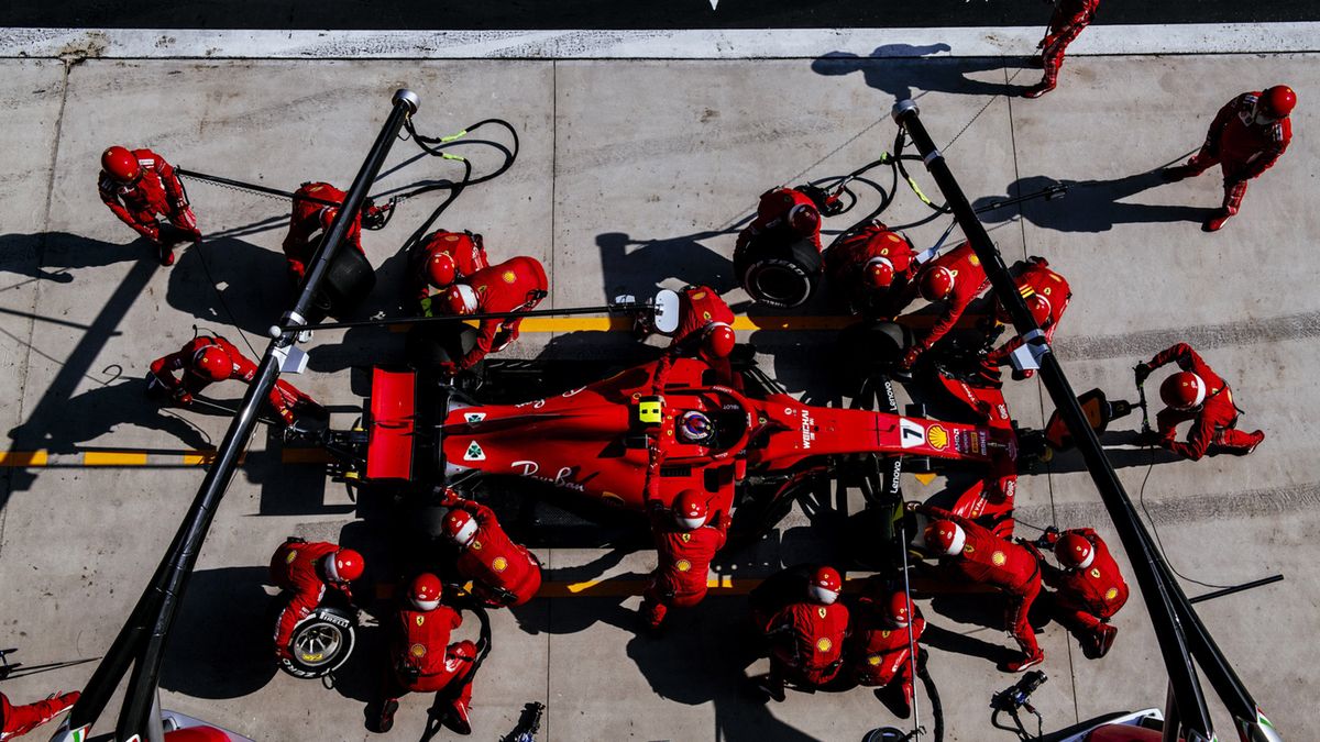 Kimi Raikkonen w garażu Ferrari